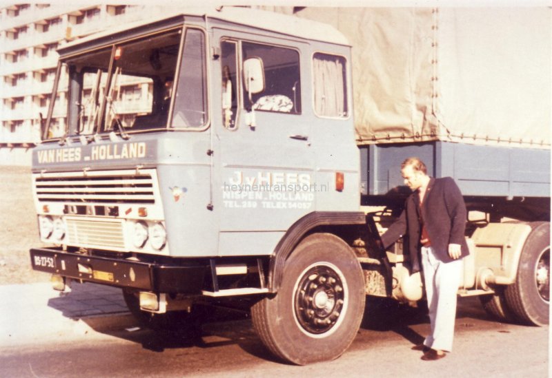 daf-2600-van-van-hees-uit-nispen-naast-de-wagen-staat-Jan-Scheepers