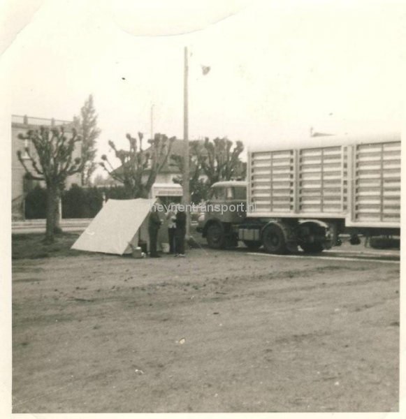 postduiven-lossen-in-noyon-vanuit-roosendaal-bij-gebrek-aan-een-fatsoenlijke-slaapcabine-werd-er-een-tent-opgezet