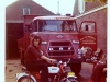 van-zundert-transport-uit-standdaarbuiten-met-leo-op-de-brommer