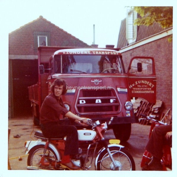 van-zundert-transport-uit-standdaarbuiten-met-leo-op-de-brommer