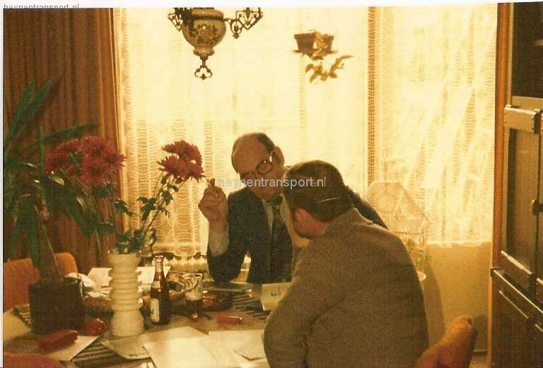 1977-adry-dekkers-en-jan-van-hoof-maken-de-urenbalans-op-van-de-maand