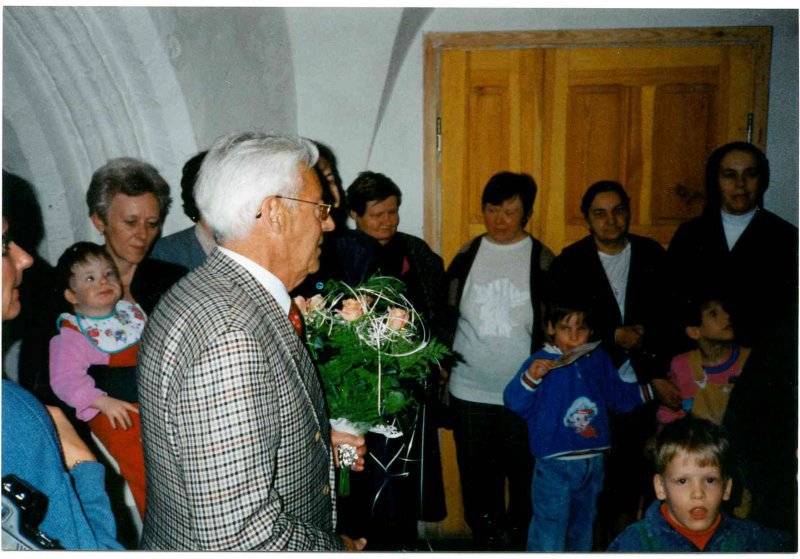 Bart Heijnen bij het ziekenhuis van de nonnen in Polen