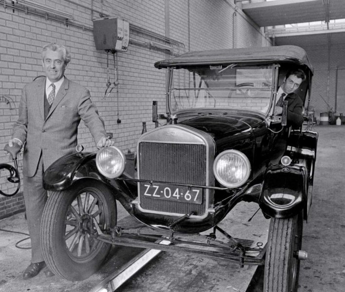 Bart en Kees met de auto van Dorus