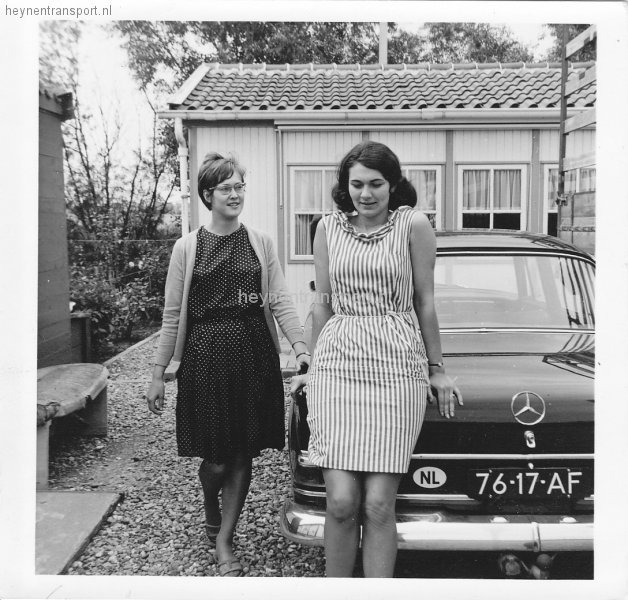 bep-evers-en-willy-aanraad-tegen-de-auto-van-de-baas-oud-gastel-1966