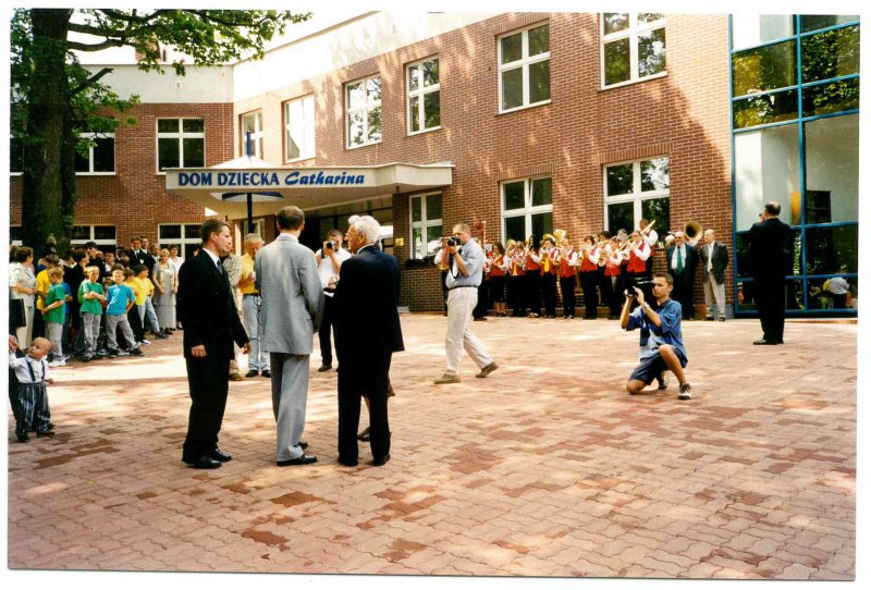 bij de opening van het door Bart Heijnen betaalde weeshuis in Polen