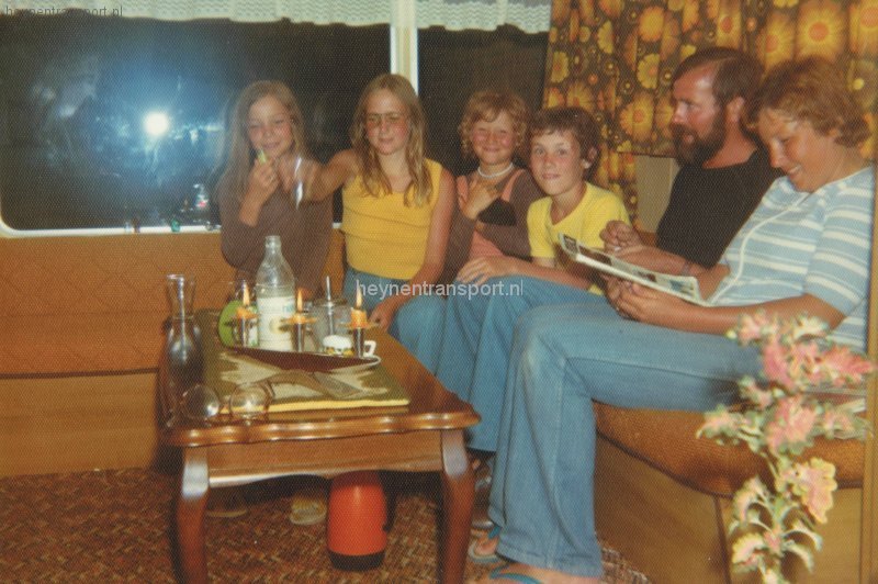 bij-piet-van-ham-in-de-caravan-met-vlnr-sylvia-van-ham-ilse-van-hoof-mariska-van-ham-rob-van-hoof-jan-van-hoof-netty-van-ham