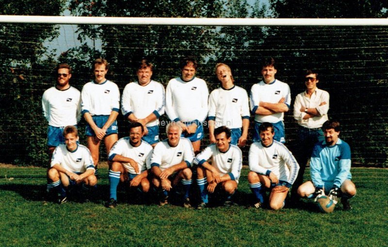 vanaf boven vlnr: Johan Vergouwen, Hans Bergmans, Piet Hopmans, Nico Kop, Rob Pesman, Adrie Stok, John de Wijs, ?, John Suijkerbuijk, Ad Somers, Fay Verbocht, Cees Geers, Kees Verbocht.