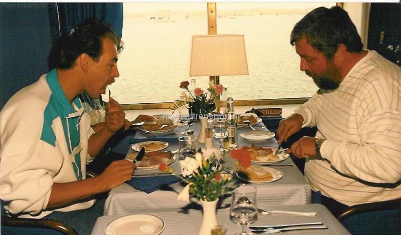 peter-van-osta-aan-tafel-op-de-boot-van-kiel-naar-oslo-mei-1987