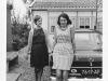 bep-evers-en-willy-aanraad-tegen-de-auto-van-de-baas-oud-gastel-1966