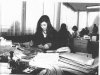 willy-aanraad-tijden-haar-liefste-bezigheid-geld-tellen-op-kantoor-roosendaal-1970