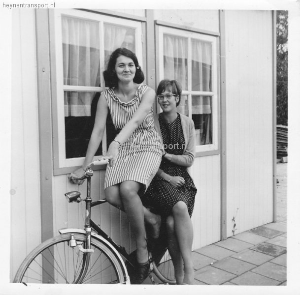 willy-aanraad-en-bep-evers-voor-het-kantoor-oud-gastel-1966