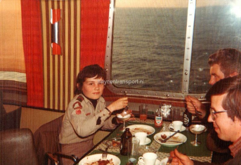 1977-rob-van-hoof-op-een-boot-van-de-sessan-linjen