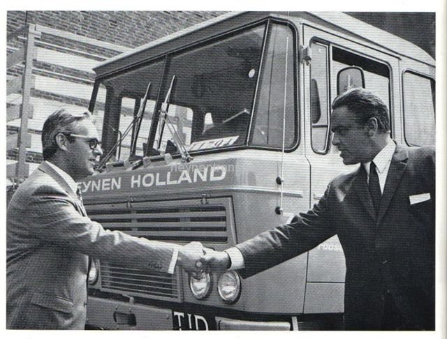 bart-heynen-in-1970-bij-overhandiging-nieuwe-daf