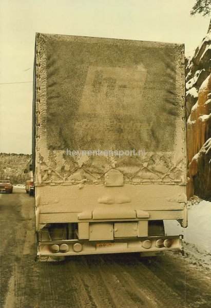 bk-36-jz-januari-1986-in-svinesund-vol-met-noorse-stuifsneeuw-handig-als-je-door-rood-rijdt-en-de-camera-te-laat-ziet