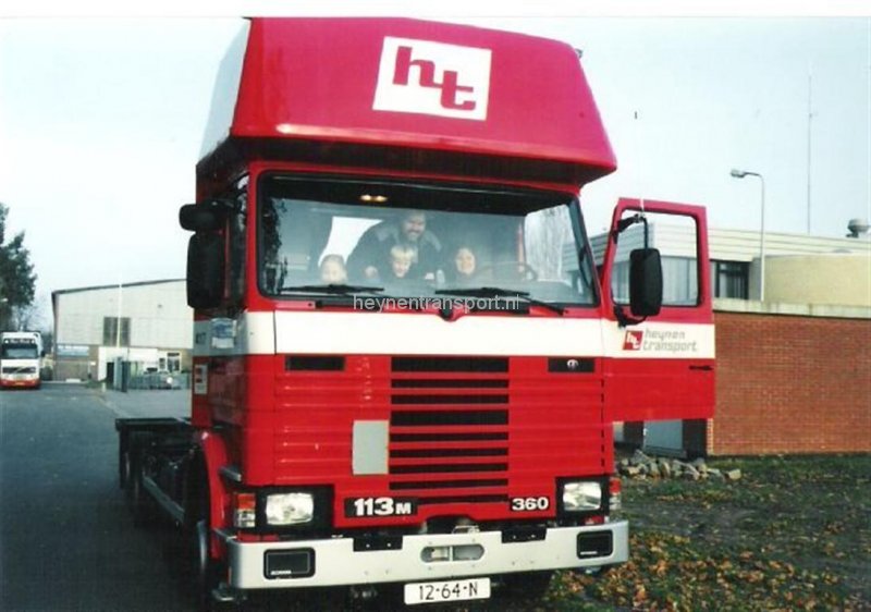 een-blije-familie-van-de-weegen-met-hun-nieuwe-113