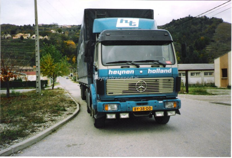 jack-de-moor-van-tolosa-op-weg-naar-mb-vitoria-om-daar-3-mercedes-busjes-te-laden