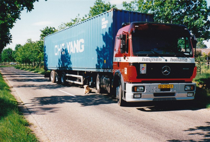 john-vd-weijgert-zijn-eerste-rooie-in-1997-als-verrassing-voor-zijn-trouwen-gemaakt-door-jack-de-moor-en-pa-vd-weijgert-ettenseweg-net-voorbij-het-kamp2