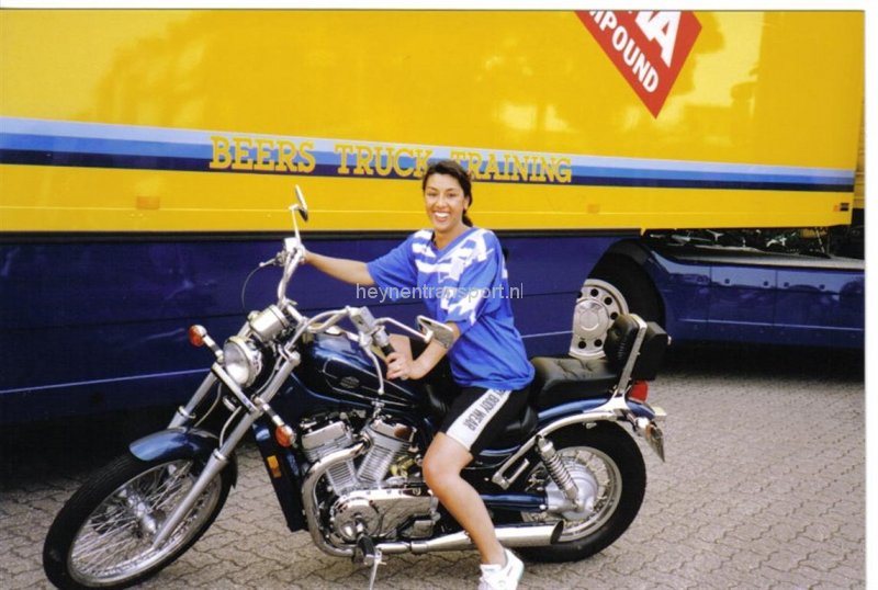 debbie-op-de-intruder