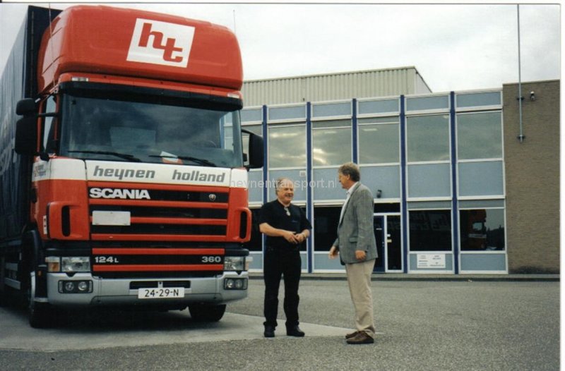 een-trotse-han-verwaaijen-met-zijn-nieuwe-scania