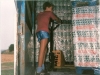 keukenrollen-laden-voor een binnenlands ritje Rinus Mol zijn neefje Andres