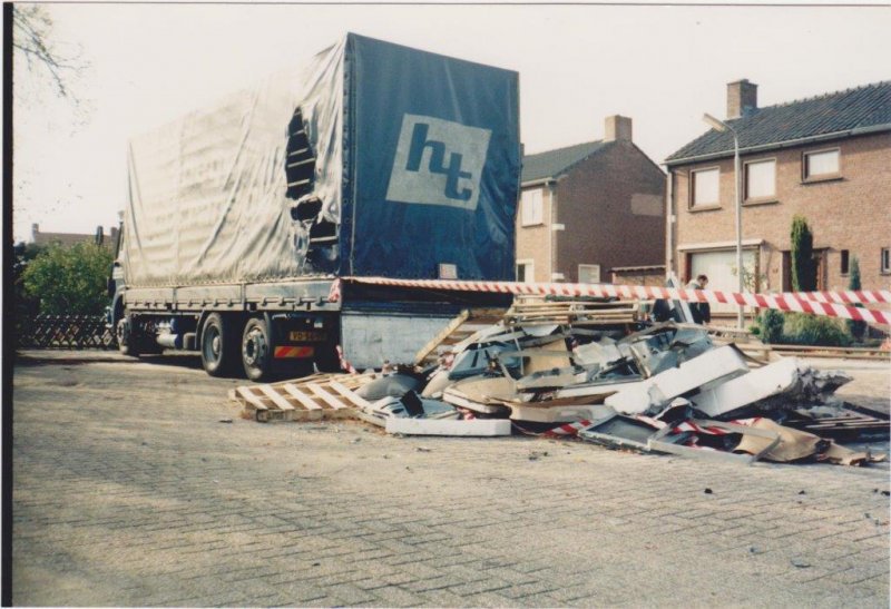 Jos vd Lindeloof Na inbraak geprobeerd auto in brand te steken