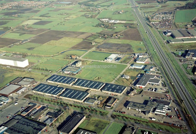 Mercedesgarage aan de rechterkant vd foto