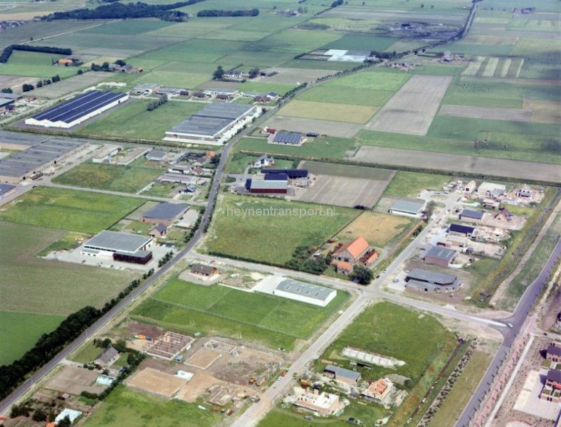linksboven de loodsen aan de Nucleonweg
