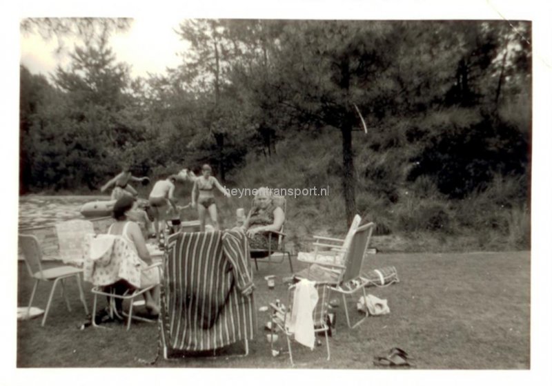 bij-het-zwembad-in-het-bos-bij-het-huisje-van-bart-heynen