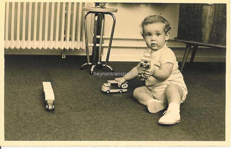 robje-van-hoof-spelend-met-page-autootje-in-1967