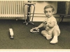 robje-van-hoof-spelend-met-page-autootje-in-1967