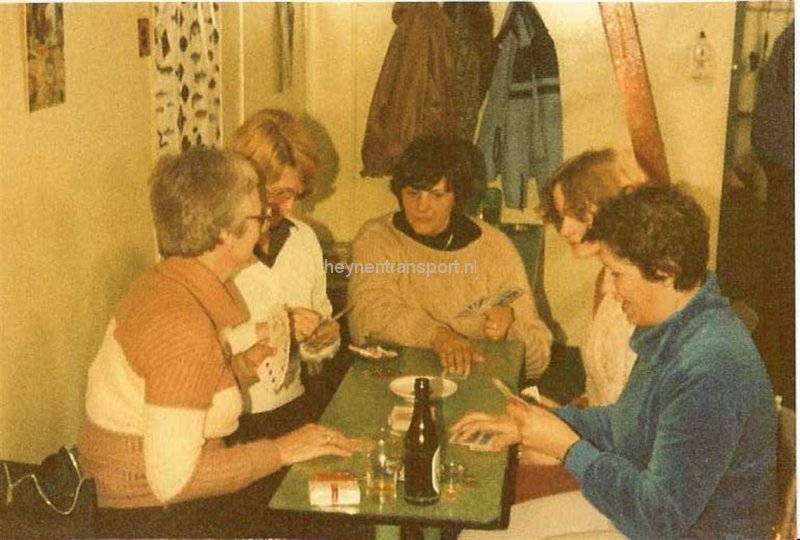 visdag-in-1977-de-dames-aan-de-pokertafel-vlnr-laura-van-hoof-jo-voogd-en-josephien-scheepers