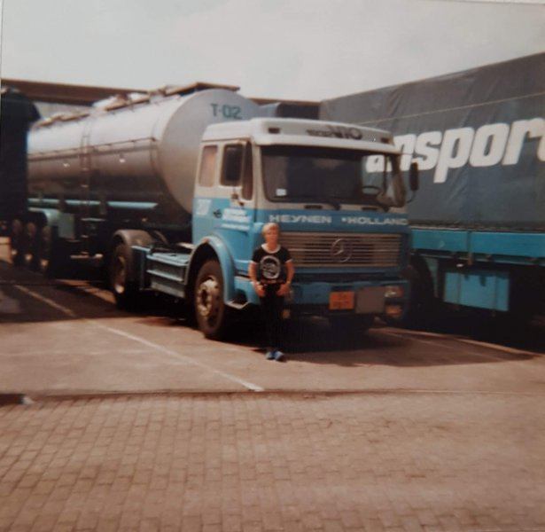 Jack-de-Moor-bij-de-auto-van-Piet-Frik